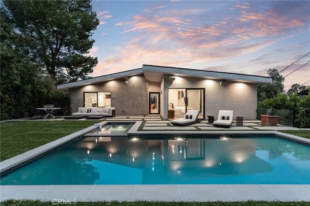 Photo of 22268 Avenue San Luis, Woodland Hills, CA 91364 (MLS # SR25266518)