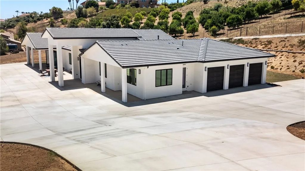 Photo of 2027 Via Monserate, Fallbrook, CA 92028 (MLS # OC25269068)