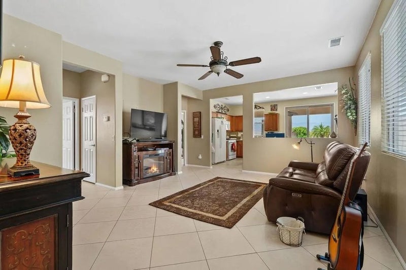41563 Calle Pampas