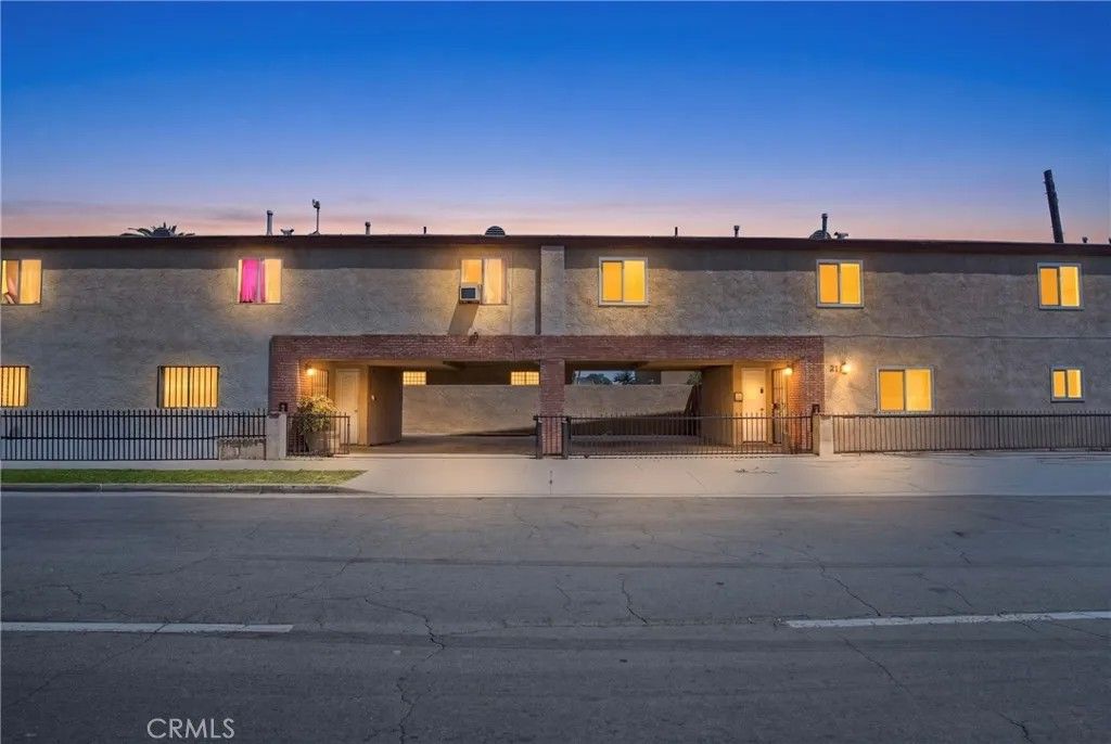 Photo of 322 W 105th St, Los Angeles, CA 90003 (MLS # SB26077166)