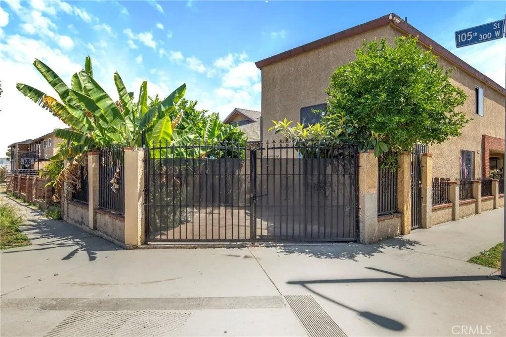 Photo of 322 W 105th St, Los Angeles, CA 90003 (MLS # SB26077166)