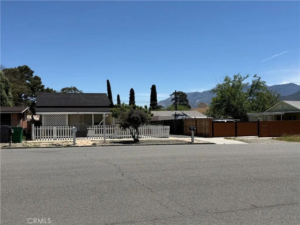 Photo of 162 N 3rd St, Banning, CA 92220 (MLS # CV26091796)