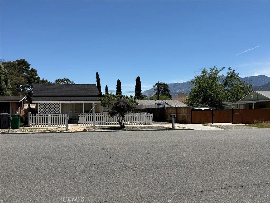 Photo of 162 N 3rd St, Banning, CA 92220 (MLS # CV26091796)
