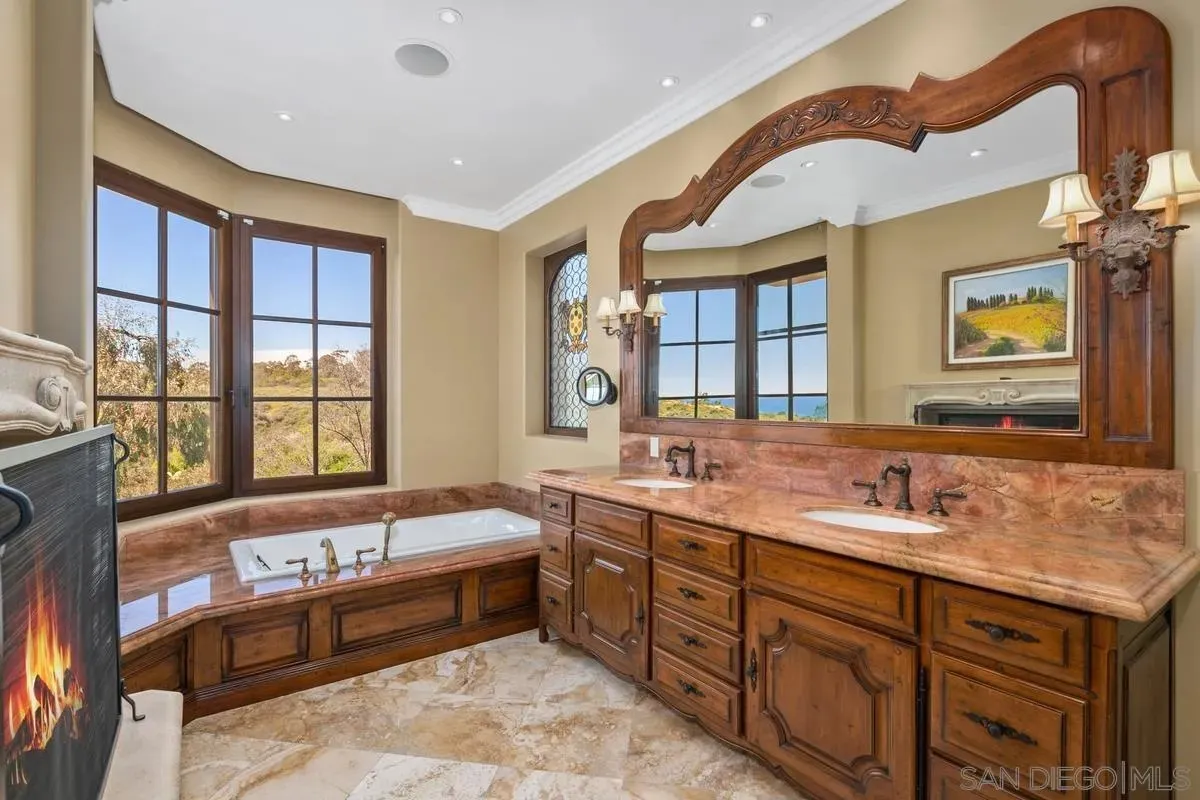 La Jolla, California 92037, United States, 3 Bedrooms Bedrooms, ,5 BathroomsBathrooms,Residential,Active,219857