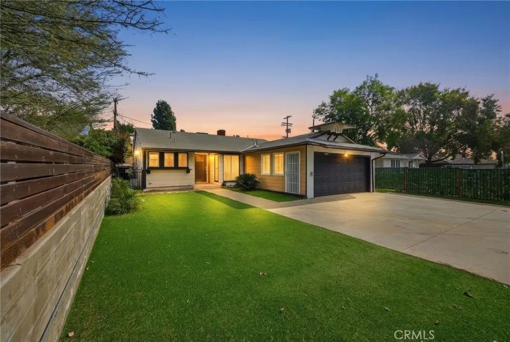 Photo of 7108 Mammoth, Van Nuys, CA 91405 (MLS # GD26010273)