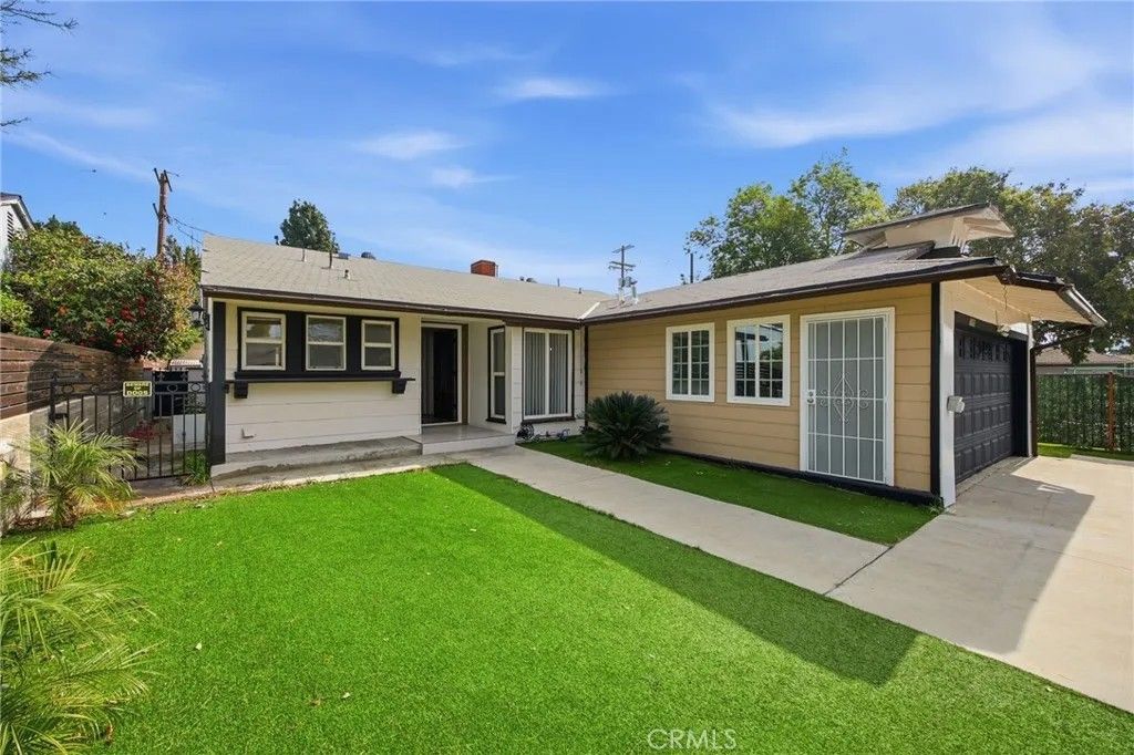 Photo of 7108 Mammoth, Van Nuys, CA 91405 (MLS # GD26010273)