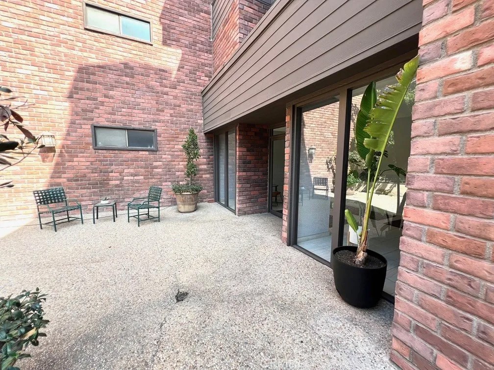 700 S Lake Avenue 111