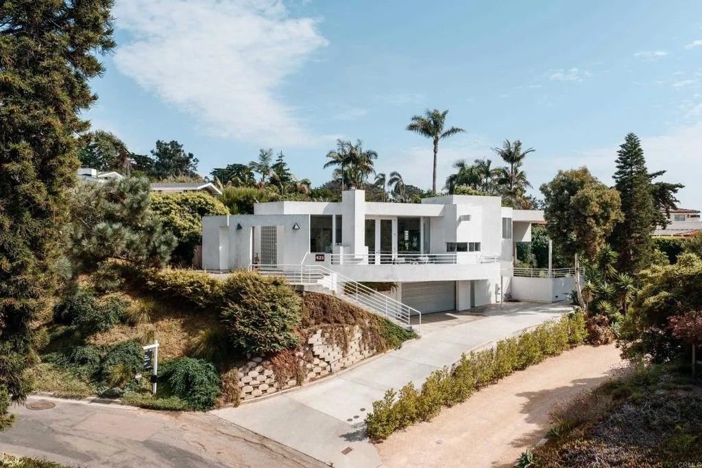 Photo of 421 Serpentine Drive, Del Mar, CA 92014 (MLS # NDP2508317)