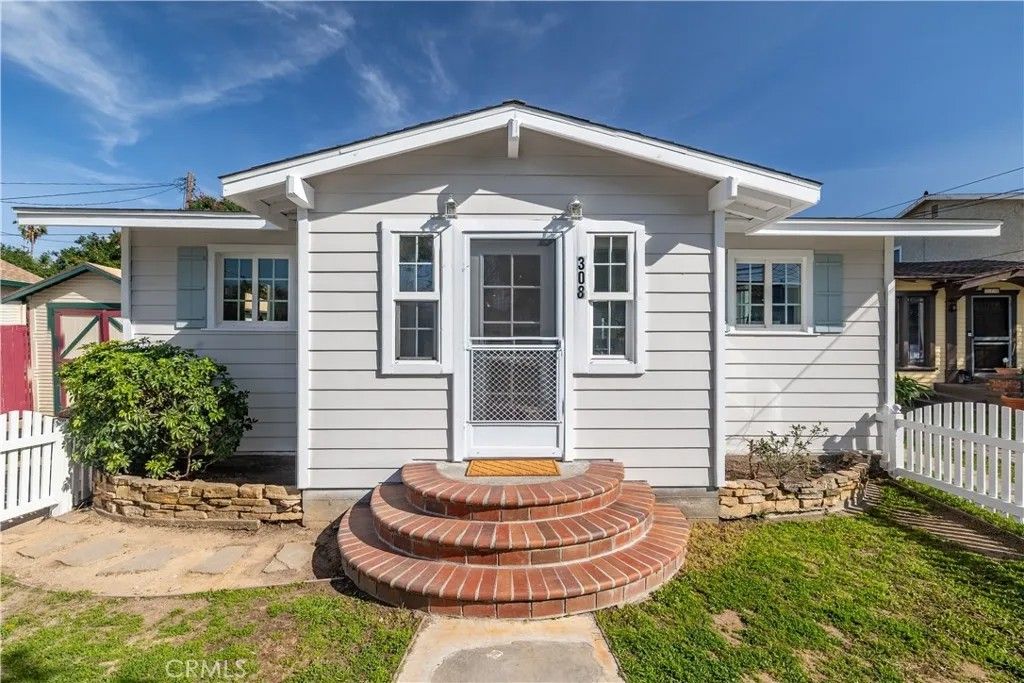 Photo of 308 S Lucia Ave, Redondo Beach, CA 90277 (MLS # SB26059643)