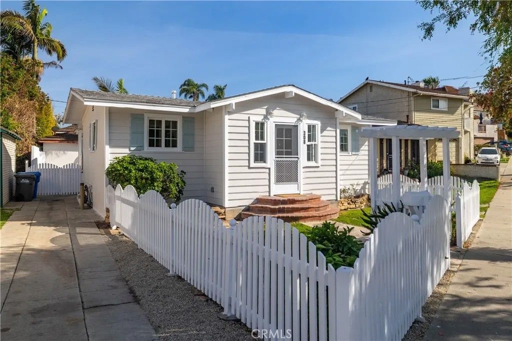 Photo of 308 S Lucia Ave, Redondo Beach, CA 90277 (MLS # SB26059643)