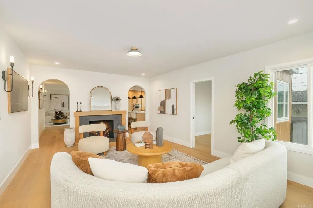 219 W Acacia Ave