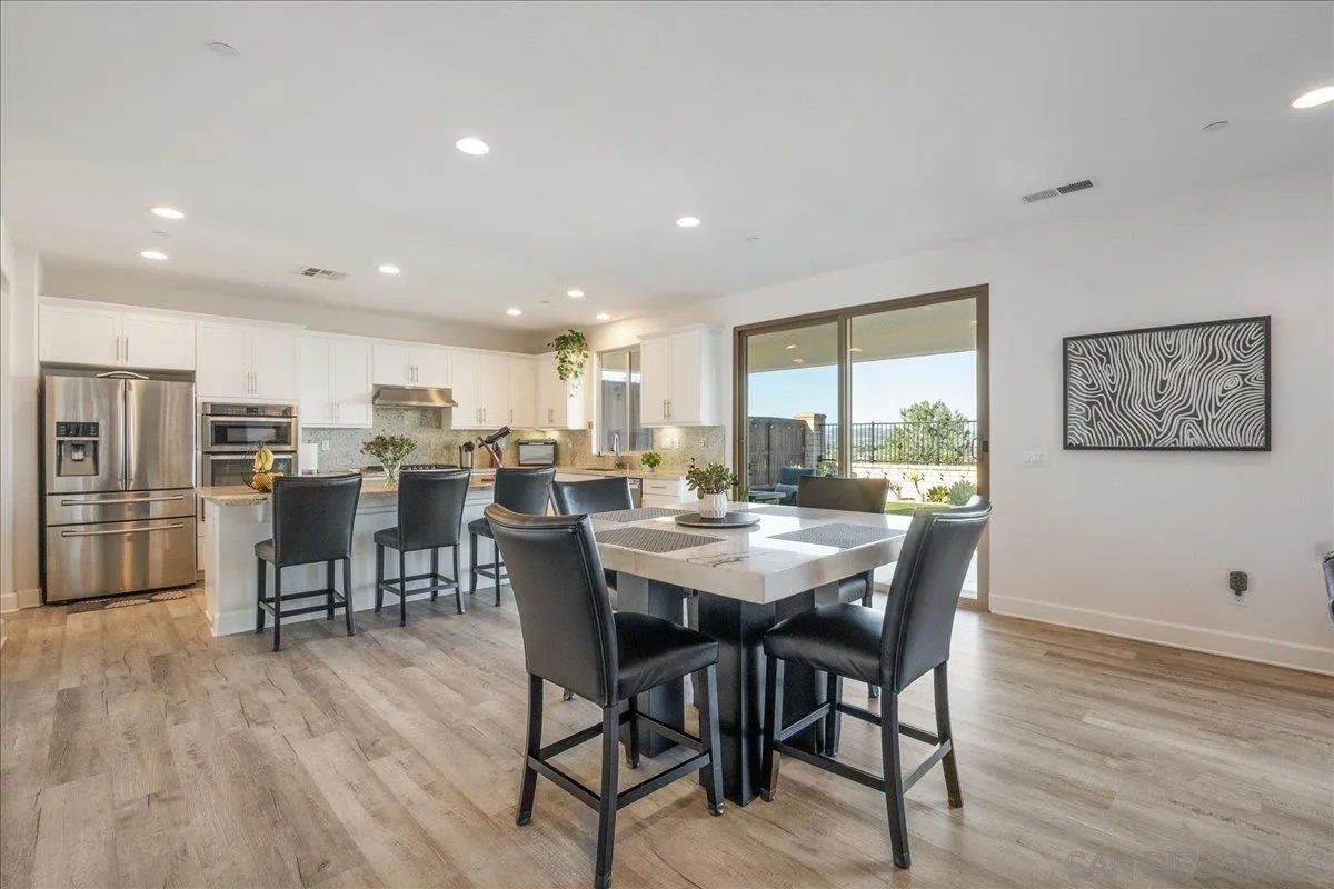 1517 Leonis Pl