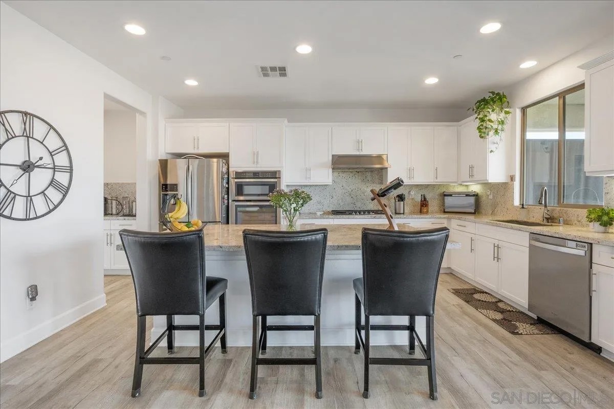 1517 Leonis Pl