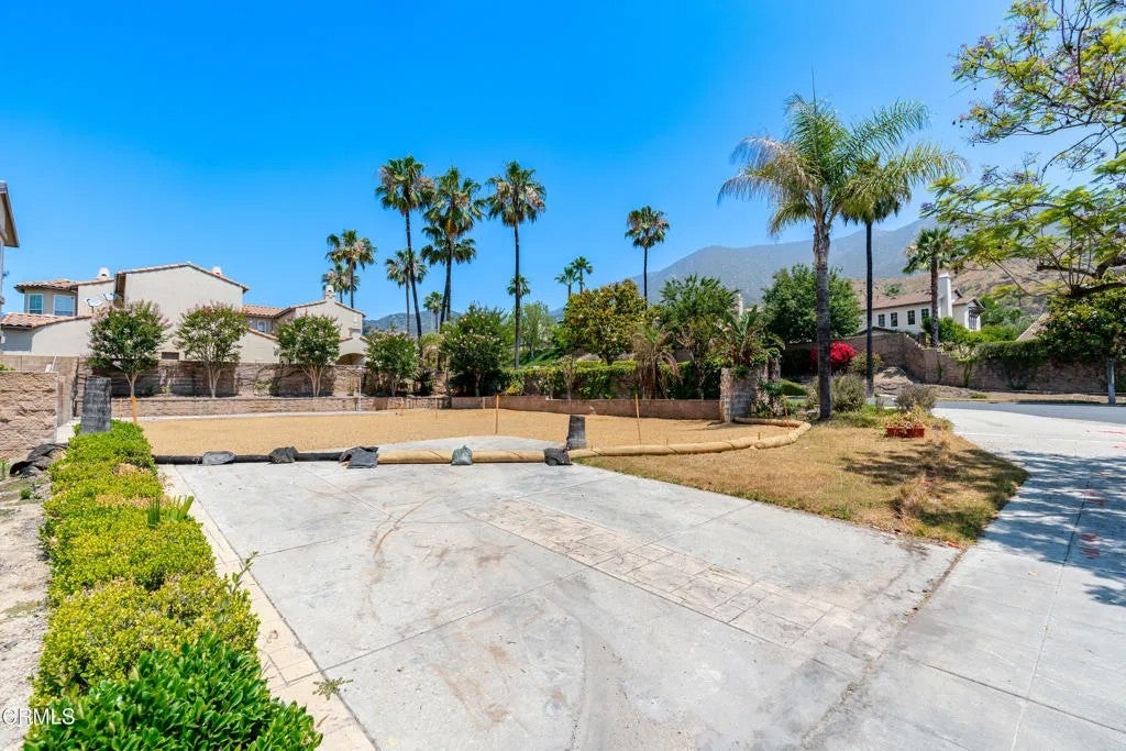 3769 N Hollingsworth