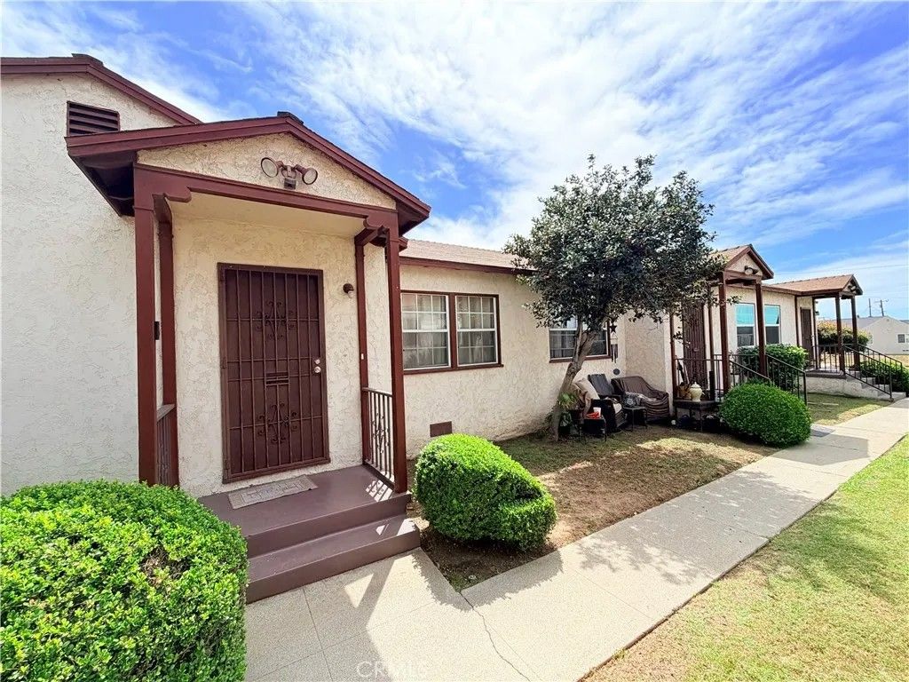 Photo of 10846 S Manhattan Pl, Los Angeles, CA 90047 (MLS # PW26078886)