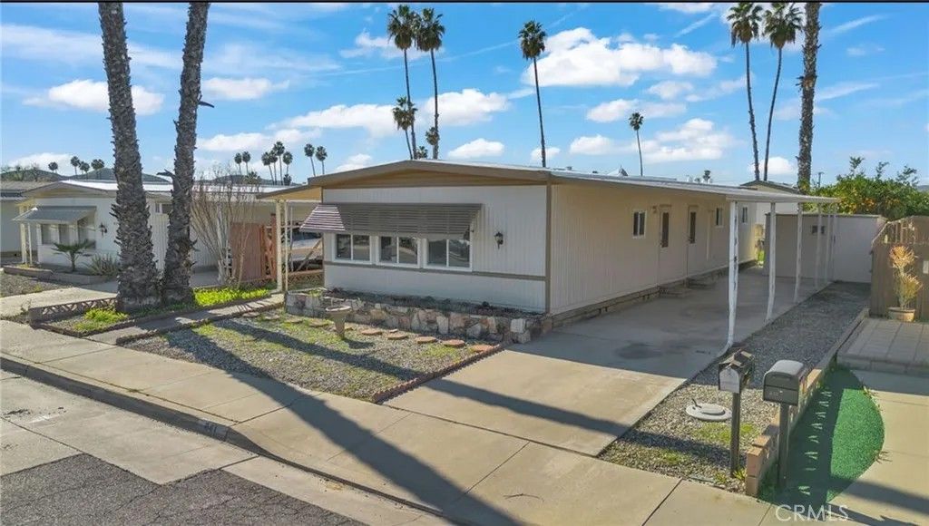 Photo of 841 S Lyon Ave, Hemet, CA 92543 (MLS # DW26008320)