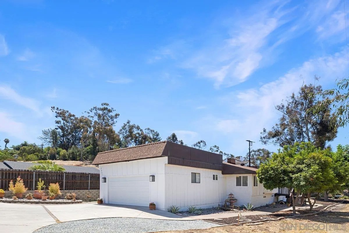 8857 Echo Dr