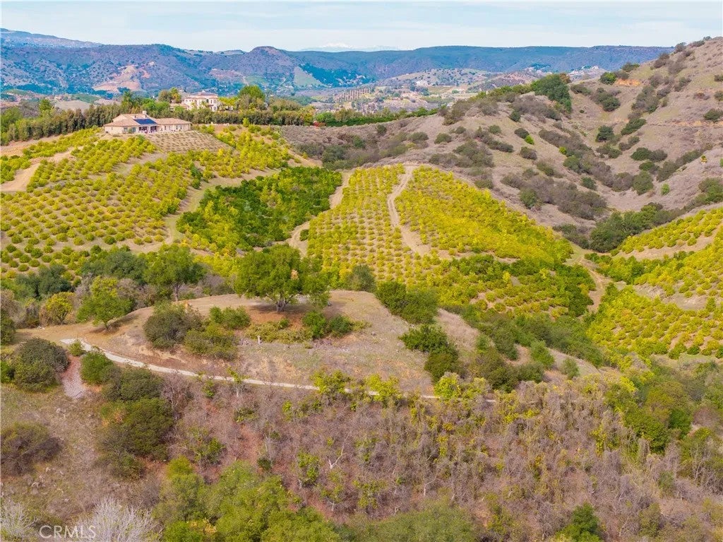 Photo of 46121 Avenida Tierra, Temecula, CA 92590 (MLS # SW26179009)