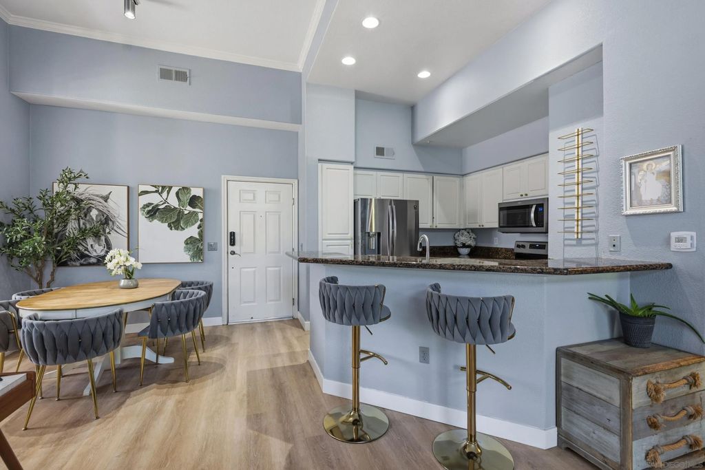 Photo of 4155 Executive Dr #E411, La Jolla, CA 92037 (MLS # 260010198)