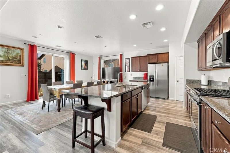7099 N Shiraz