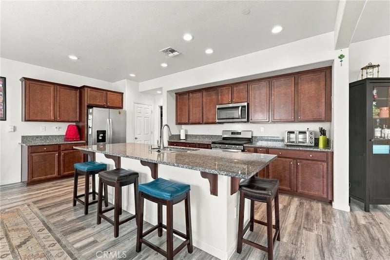 7099 N Shiraz