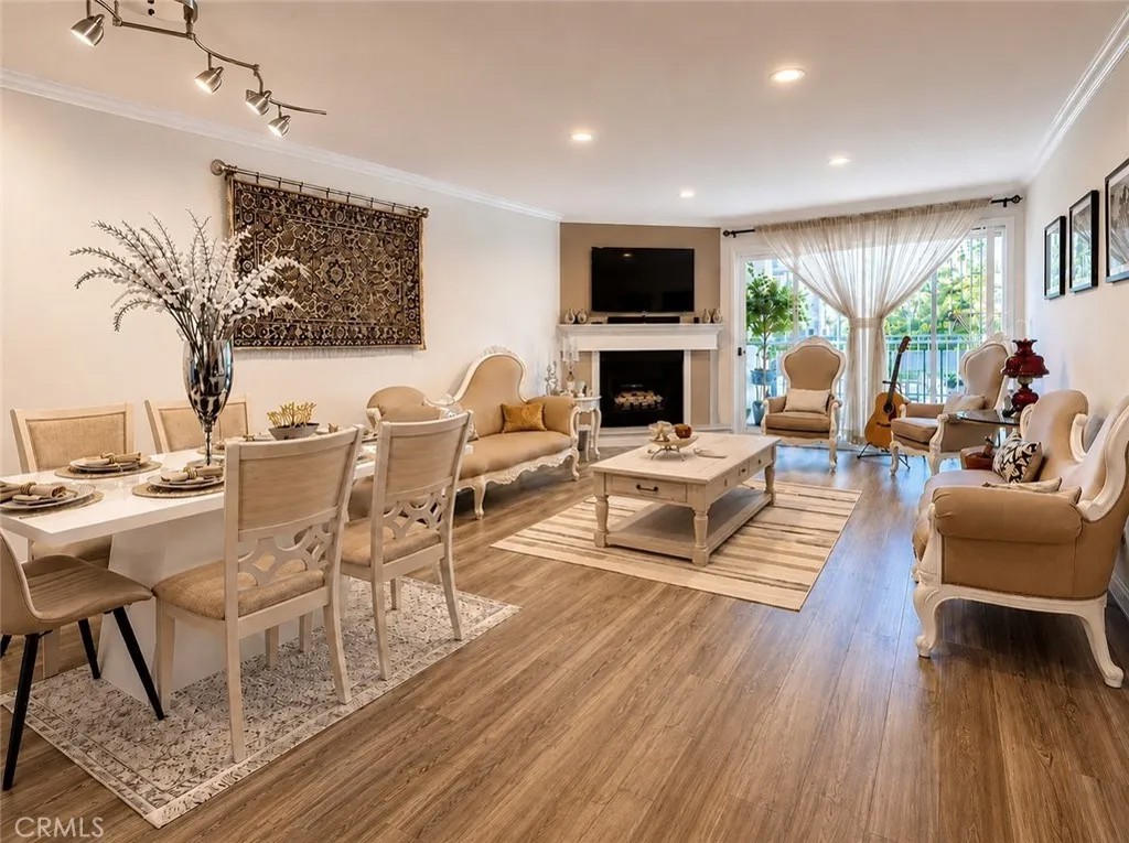 5565 Canoga Avenue 207