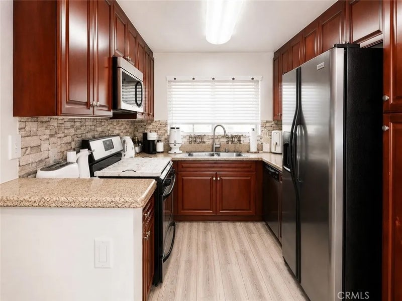 5565 Canoga Avenue 207
