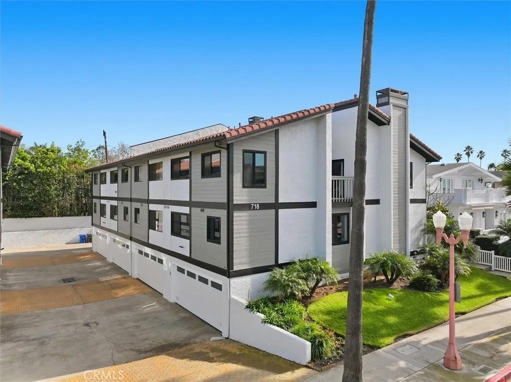 Photo of 718 S Catalina Ave #4, Redondo Beach, CA 90277 (MLS # SB25276655)