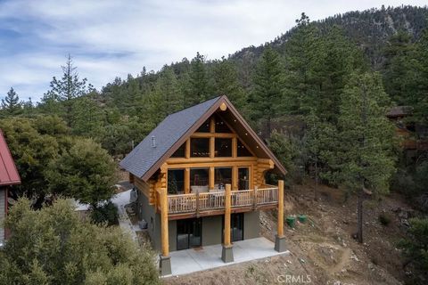 Photo of 1513 Woodland Dr, Pine Mountain Club, CA 93222 (MLS # SR25274016)