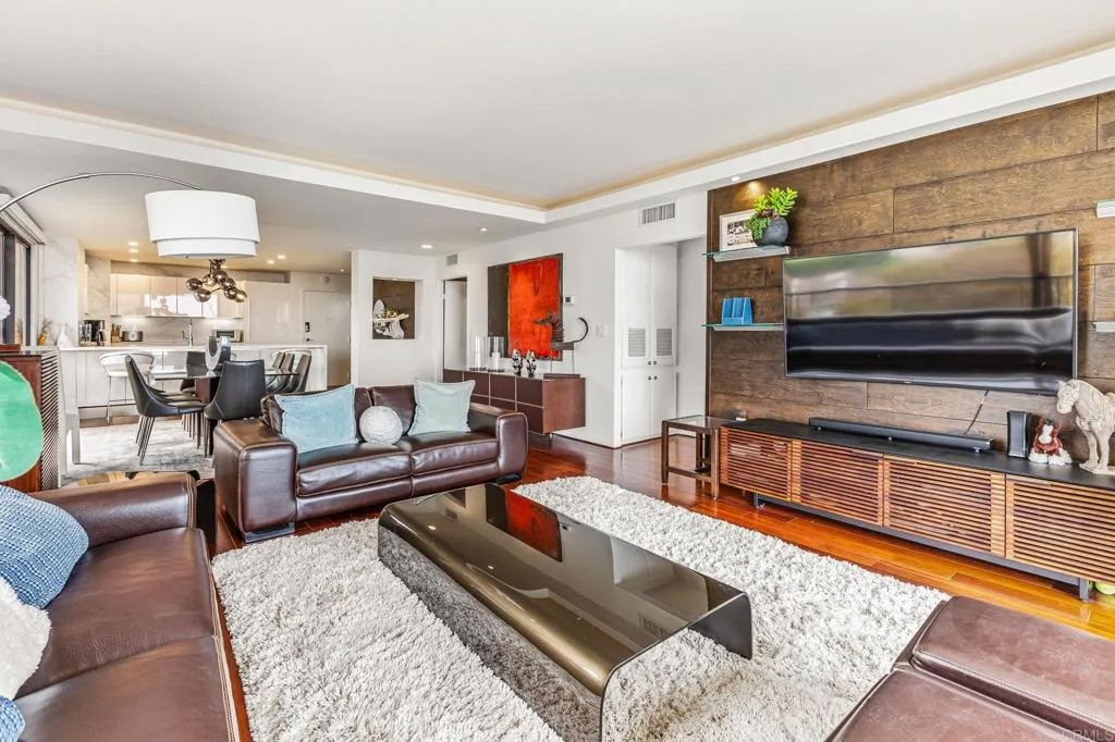 2500 Torrey Pines Road 805