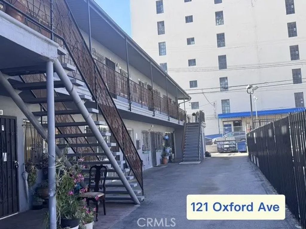 Photo of 121 S Oxford Ave, Los Angeles, CA 90004 (MLS # AR26034671)