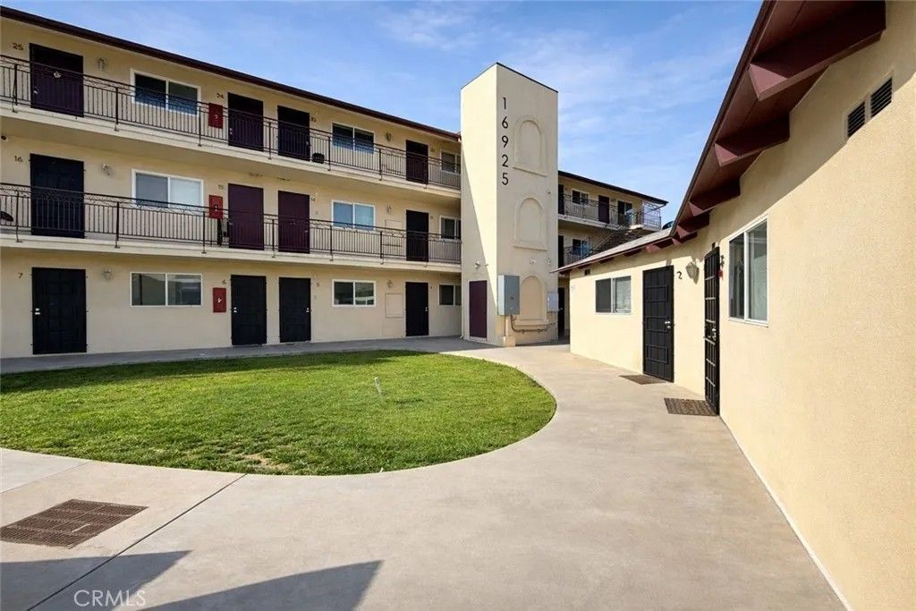 Photo of 16925 Prairie Ave, Torrance, CA 90504 (MLS # CV26021669)