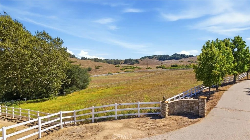 Photo of 8 Oak Trail Court, Murrieta, CA 92562 (MLS # SW26206039)