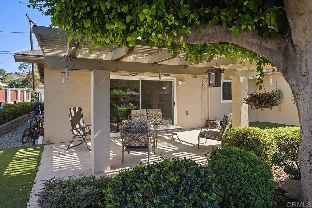 1558 OLEANDER Avenue