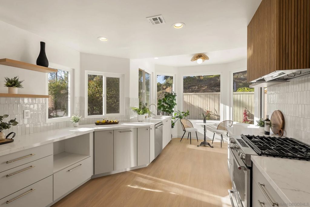 Photo of 5825 Caminito Del Estio, La Jolla, CA 92037 (MLS # 260005269)