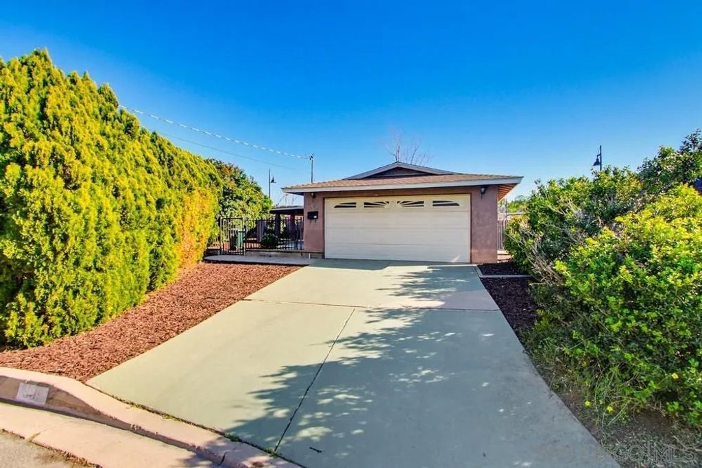 Photo of 1015 Cedar Brook, Escondido, CA 92025 (MLS # 260002564)