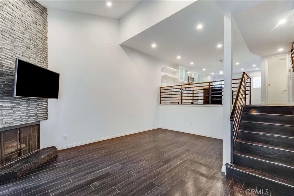 15133 Magnolia Boulevard D
