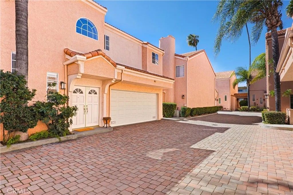 Photo of 5200 White Oak Avenue #63, Encino, CA 91316 (MLS # SR26050757)