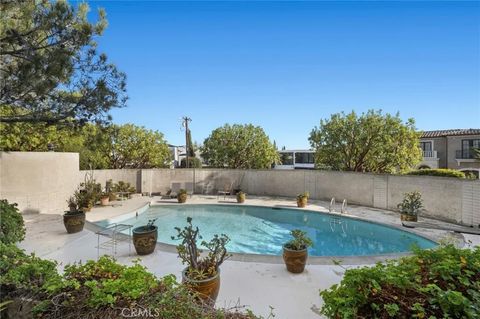 Tiny photo for 101 Kings Place, Newport Beach, CA 92663 (MLS # NP25271243)