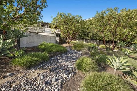 Tiny photo for 101 Kings Place, Newport Beach, CA 92663 (MLS # NP25271243)