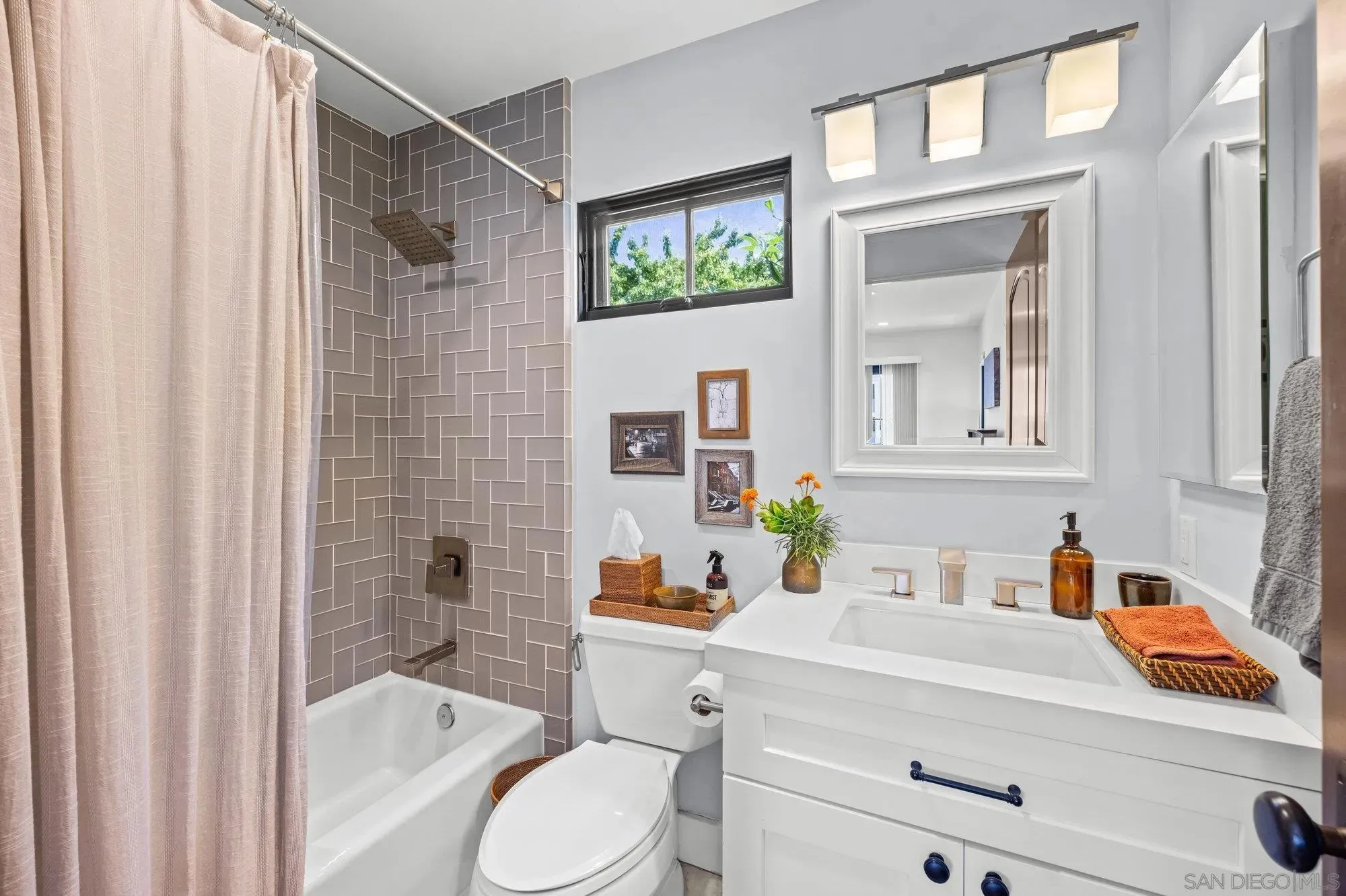 La Jolla, California 92037, United States, 4 Bedrooms Bedrooms, ,4 BathroomsBathrooms,Residential,Active,118274