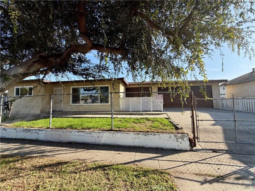 Photo of 14512 San Jose Ave, Paramount, CA 90723 (MLS # SW25278814)