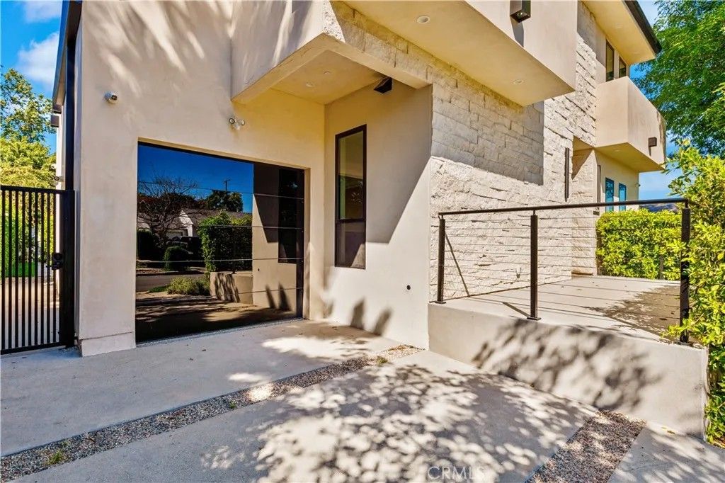 Photo of 5935 Yarmouth Ave, Encino, CA 91316 (MLS # SR26061387)