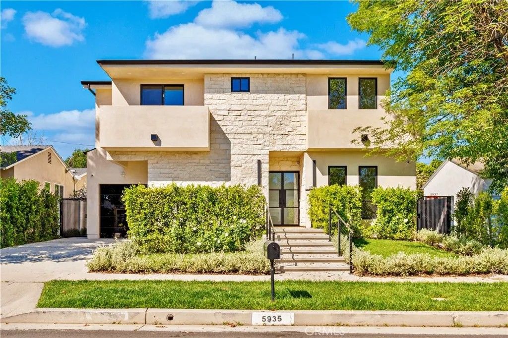 Photo of 5935 Yarmouth Ave, Encino, CA 91316 (MLS # SR26061387)