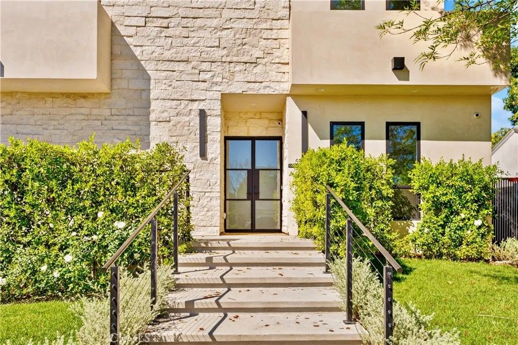 Photo of 5935 Yarmouth Ave, Encino, CA 91316 (MLS # SR26061387)