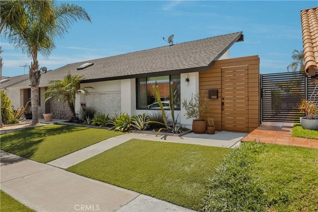 Photo of 1919 Alsuna LN, Huntington Beach, CA 92648 (MLS # OC26164646)