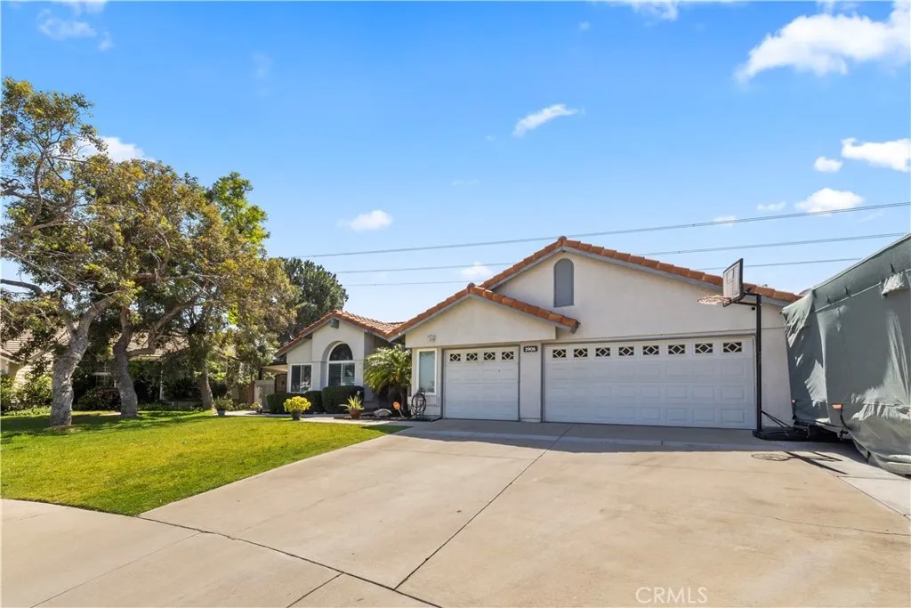 3906 N Flame Tree