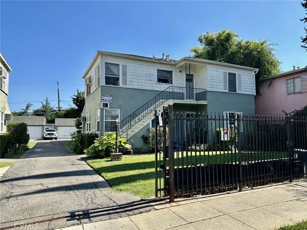 Photo of 14244 Delano Street, Van Nuys, CA 91401 (MLS # SR26074897)