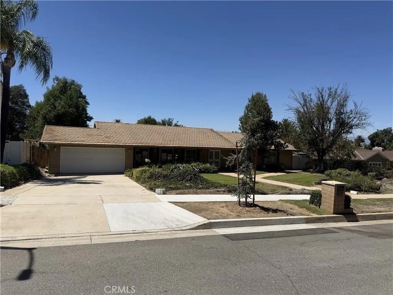 1524 Dwight