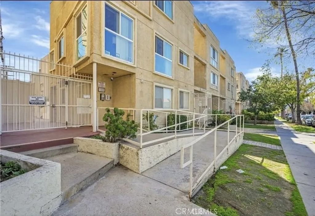 Photo of 108 W Maple Street #7, Glendale, CA 91204 (MLS # IV26072969)